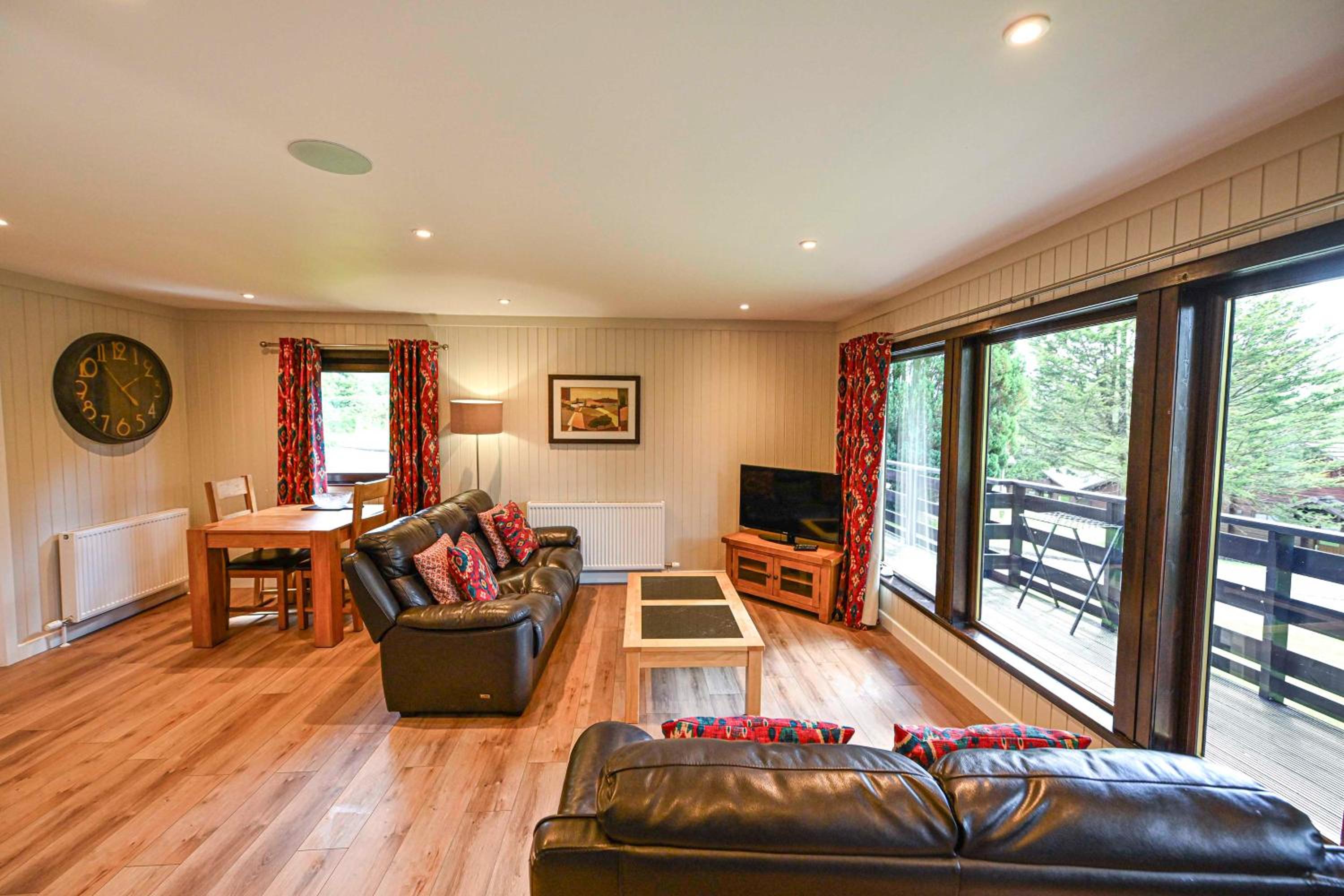 Bluebell Lodge 2 with Hot Tub