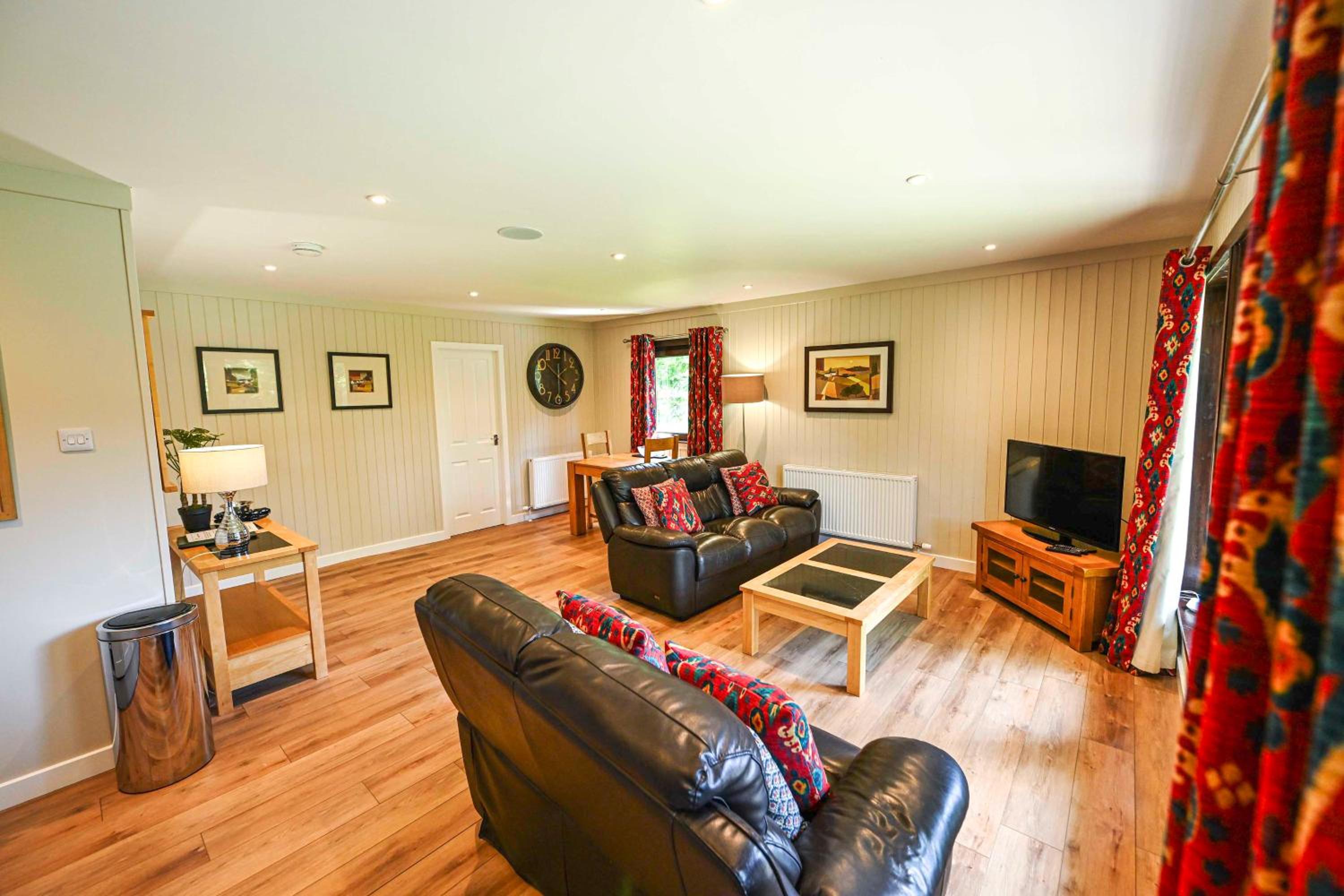 Bluebell Lodge 2 with Hot Tub
