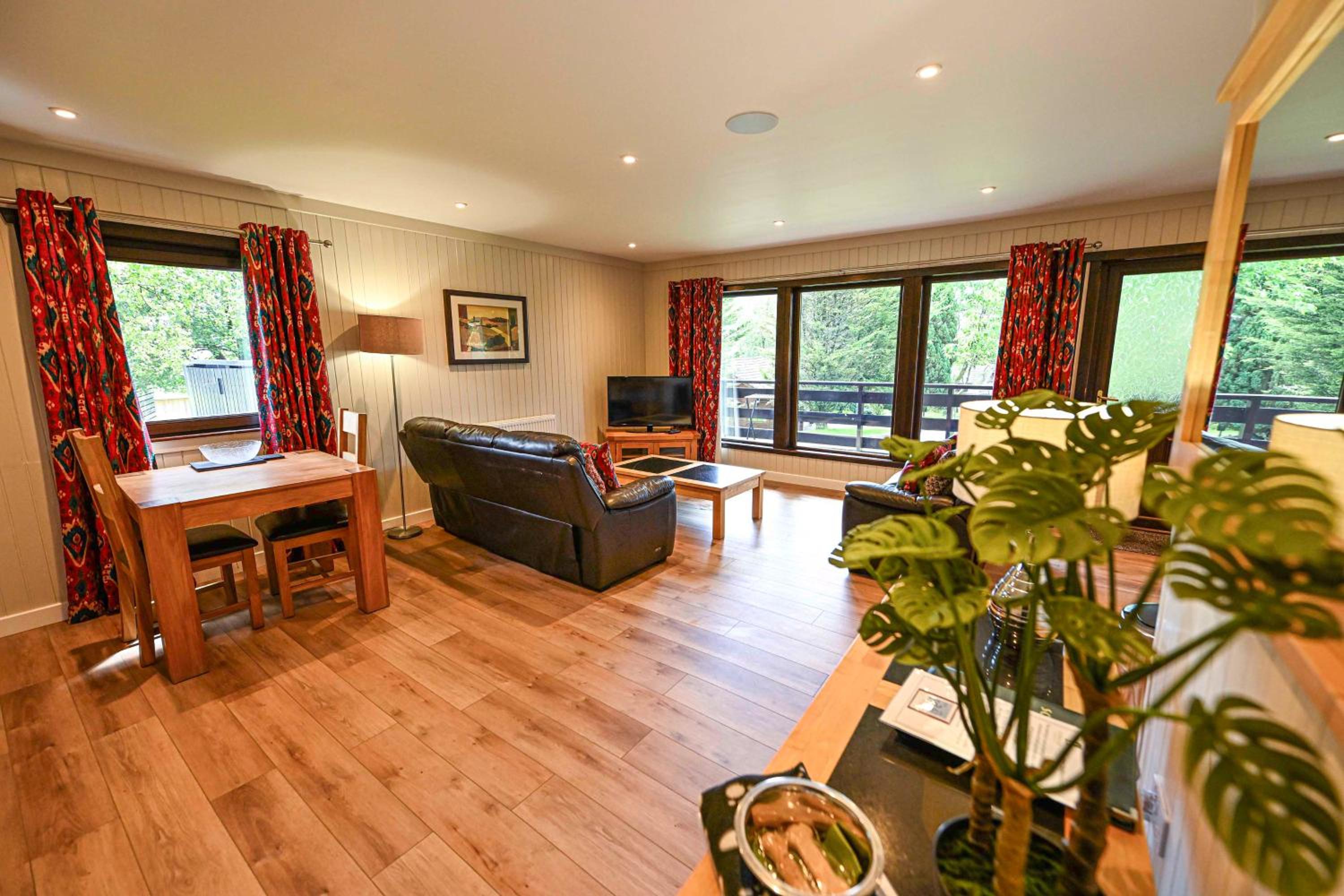 Bluebell Lodge 2 with Hot Tub