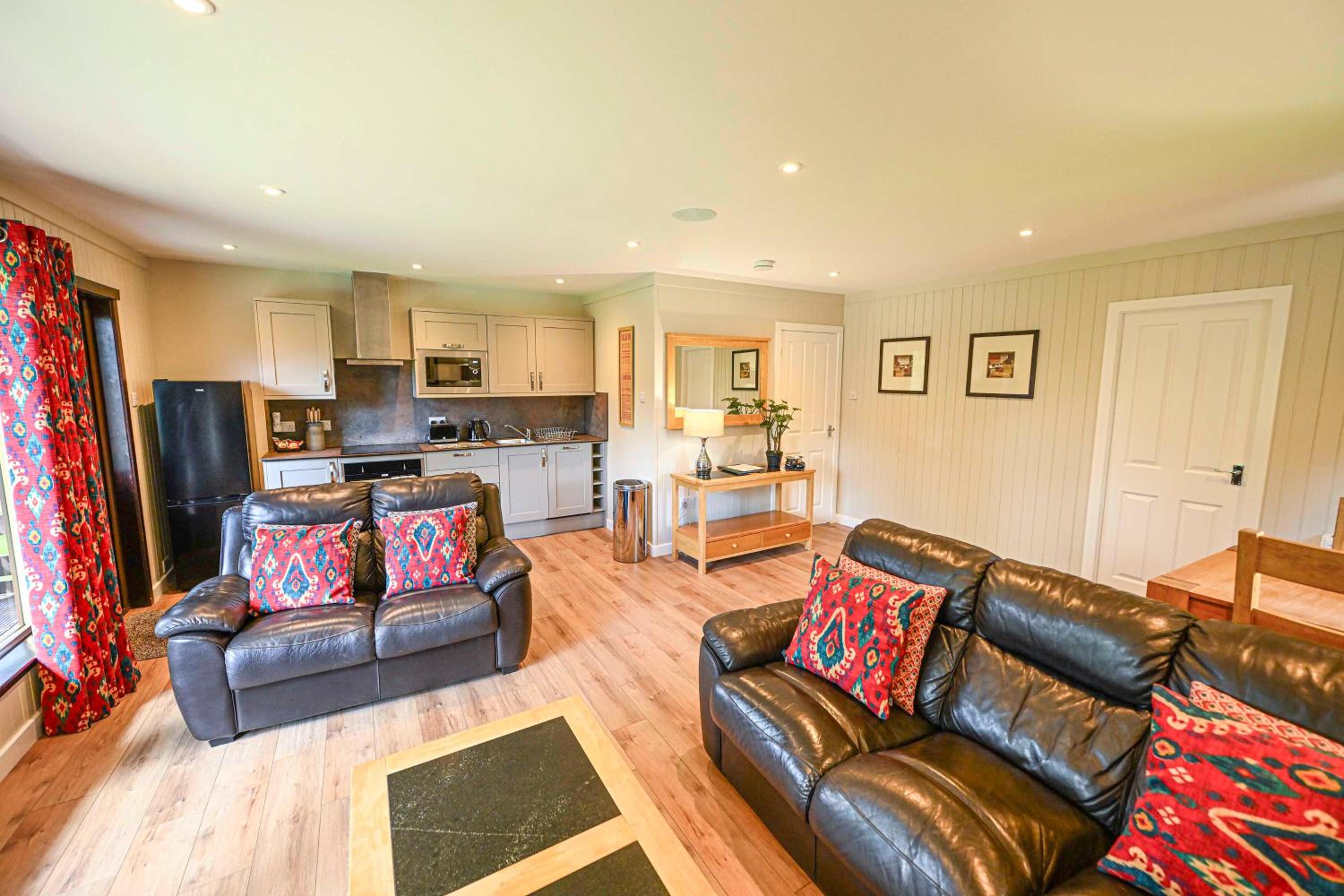 Bluebell Lodge 2 with Hot Tub