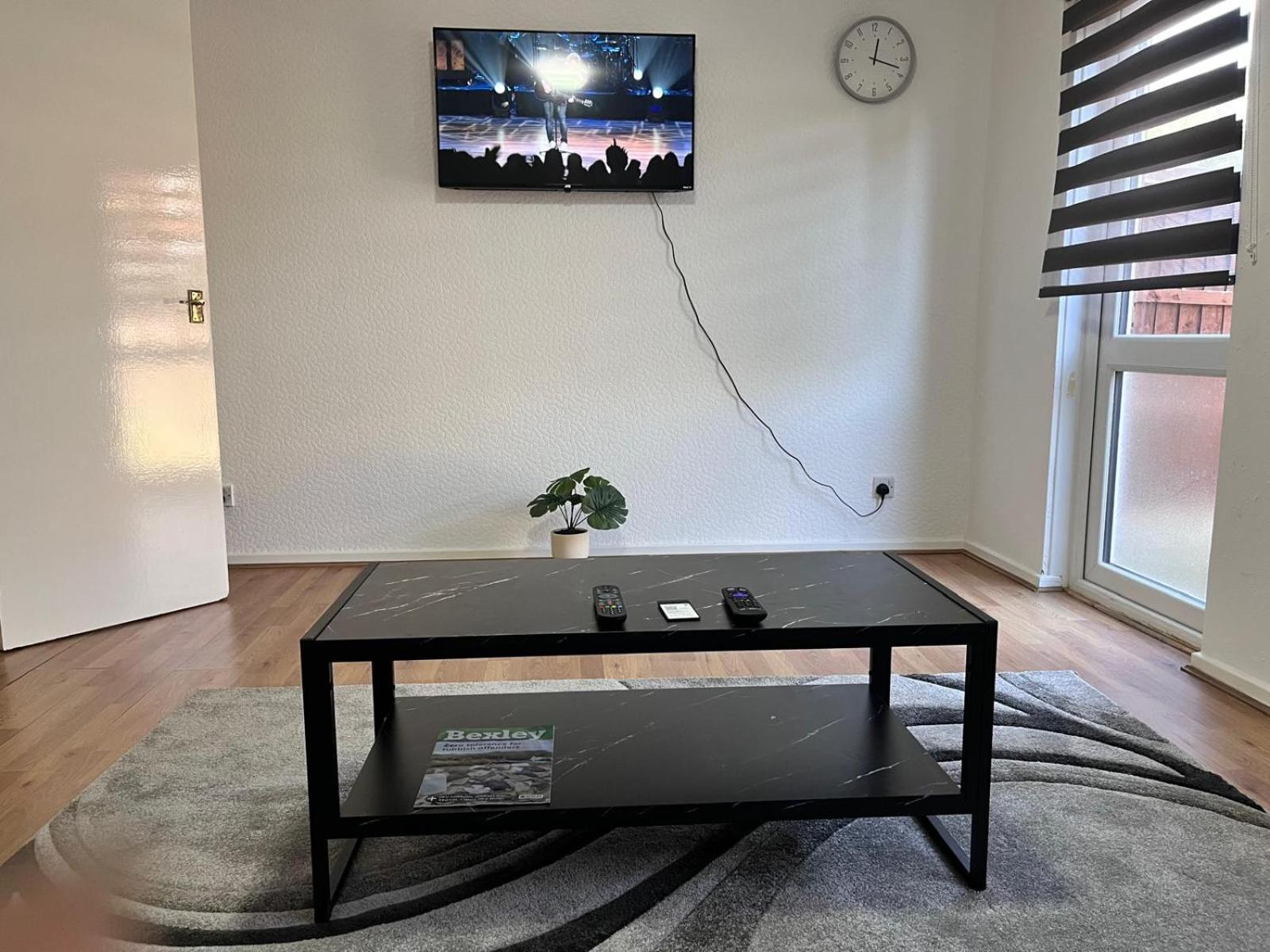 Abbey Wood Serviced Apartment 3BRH Free Wi-Fi Parking Tea and Coffee view 2