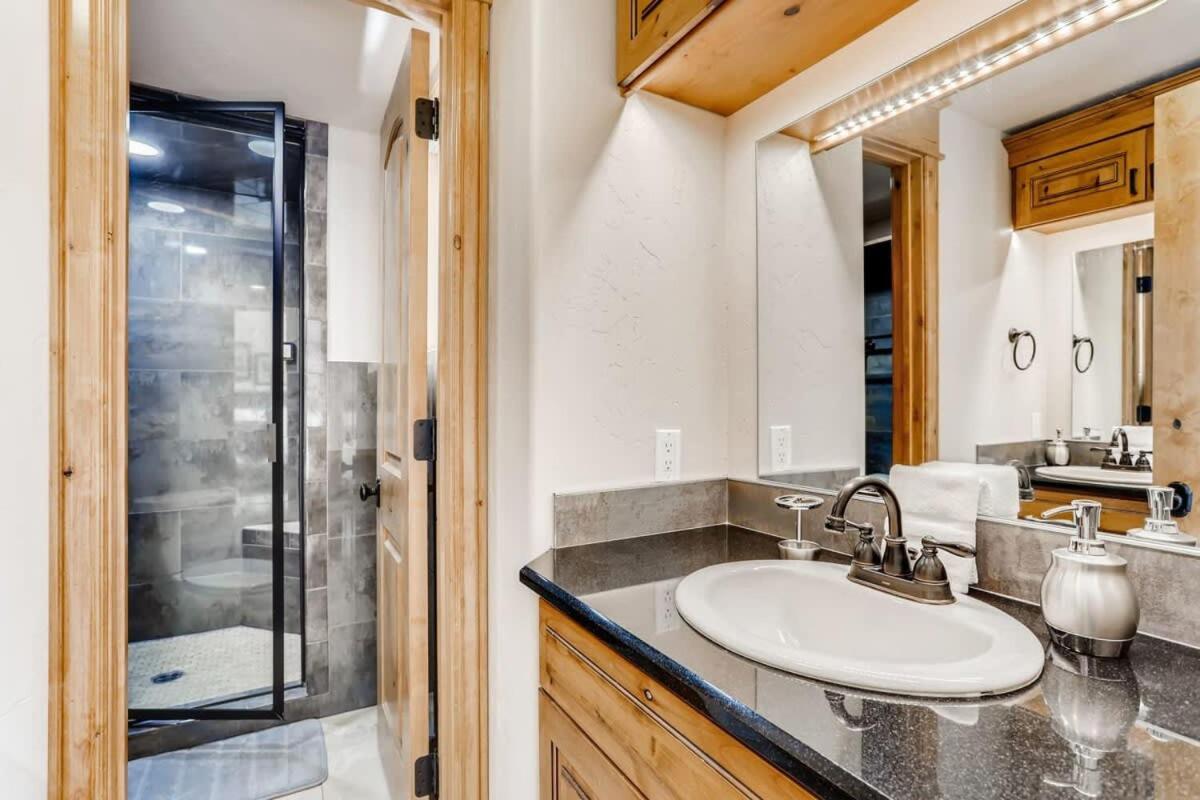 The Lavish Lincoln Luxe Alpine Loft view 3