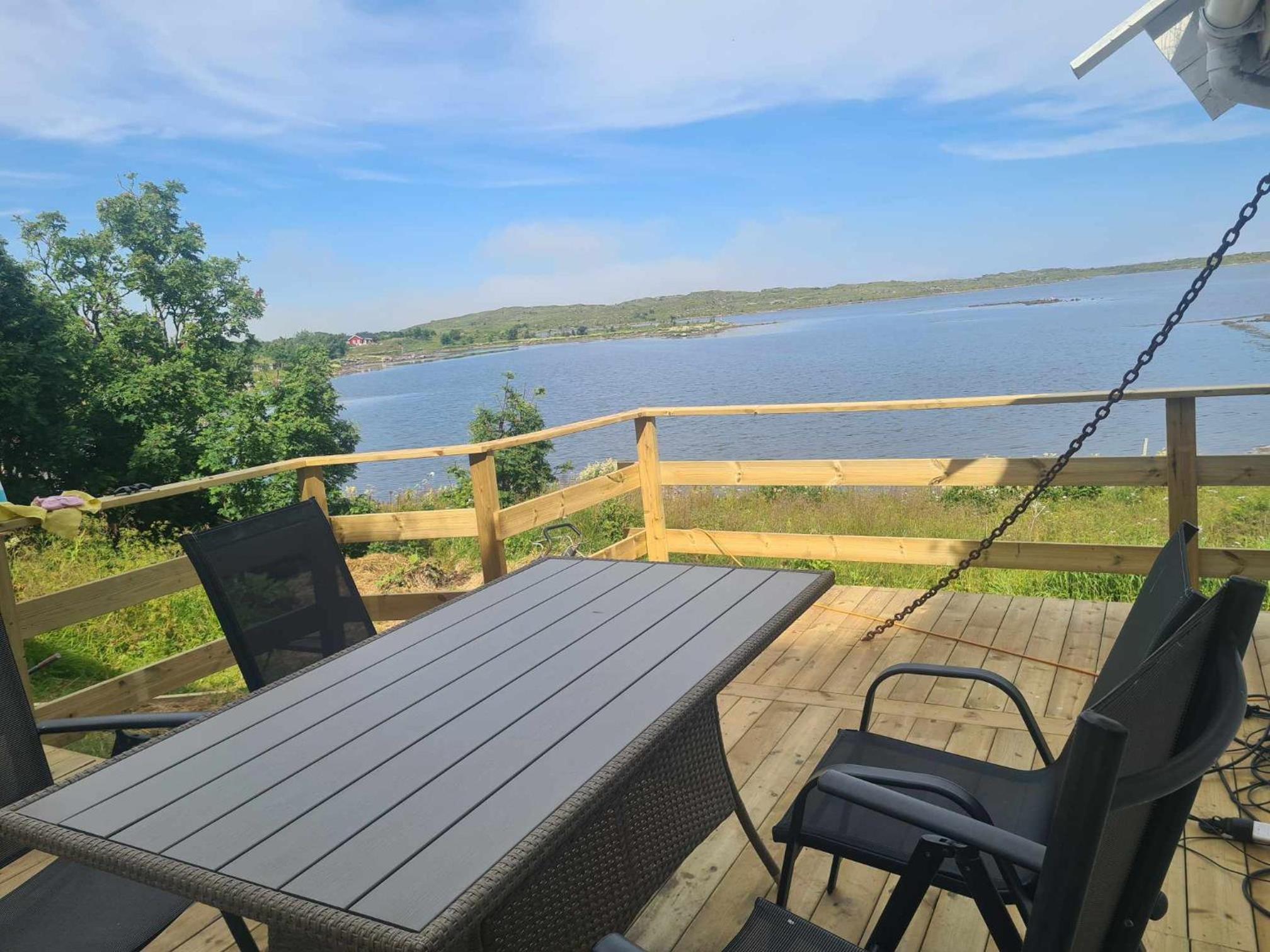 Lite hus ved sjøen view 2