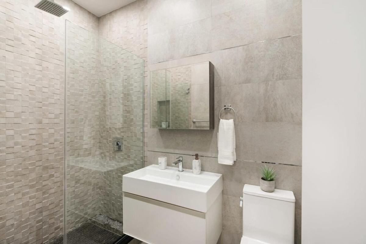 317-1D New 2BR Duplex WD Private Backyard