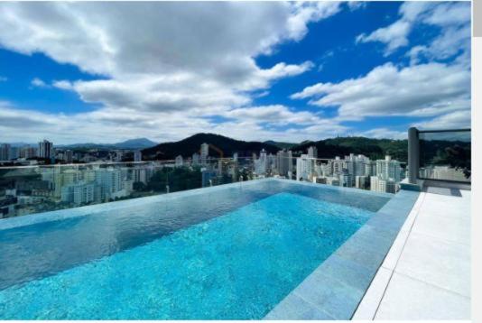 Ap completo a 900m da Vila Germânica com Piscina, Academia, Wi-Fi, Ar, Garagem e Tv no quarto