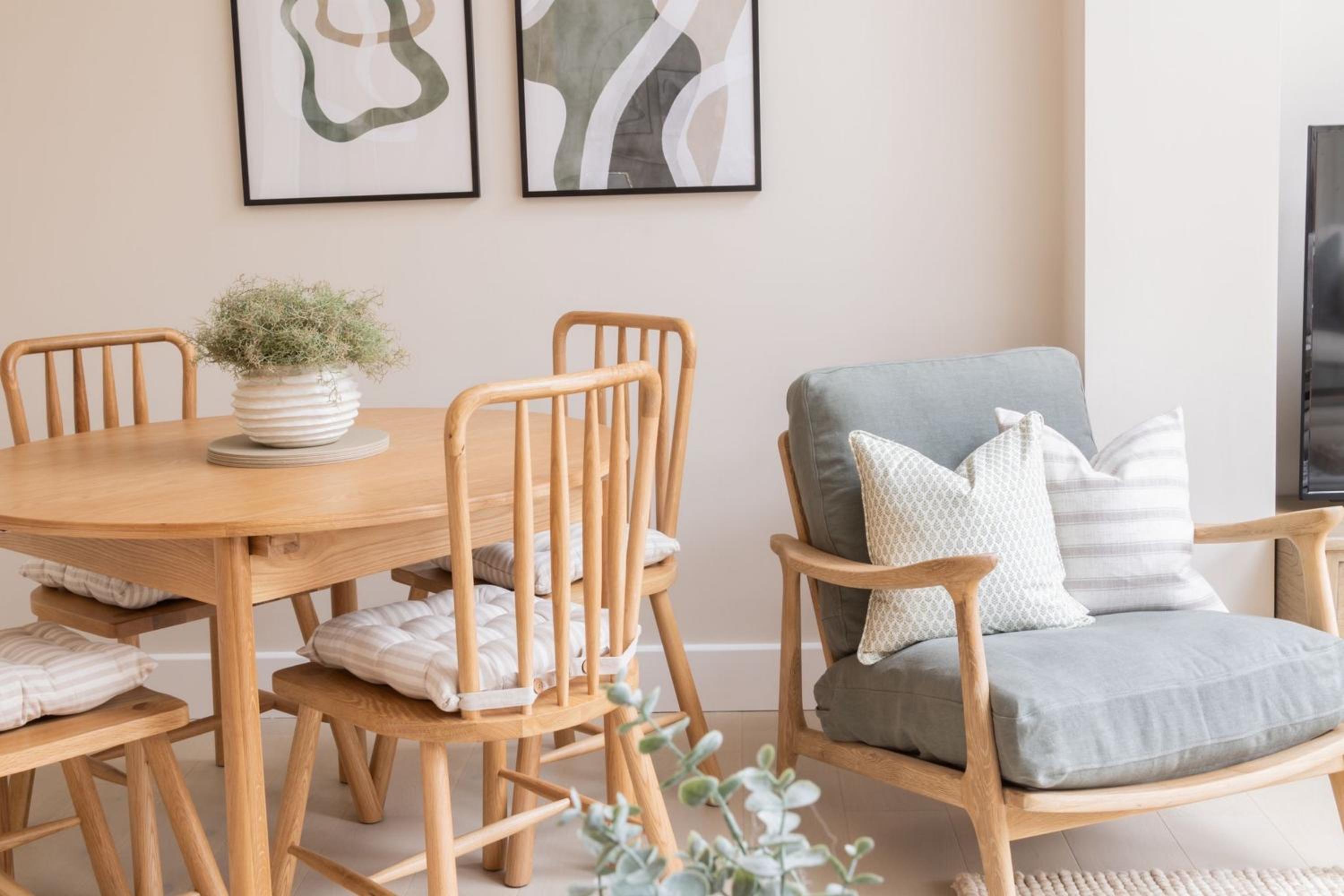 Stylish 3BD Townhouse in Central Winchester view 3