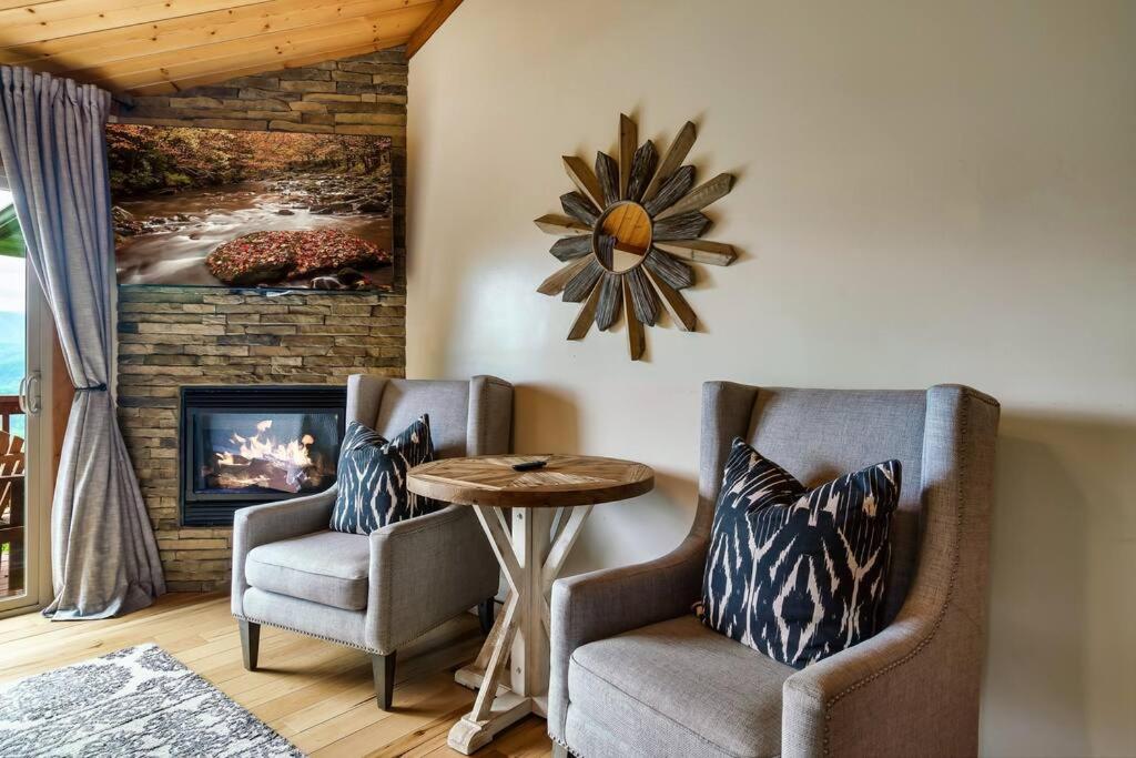 Million Views Hot Tub Game Room Sleeps 25 view 3
