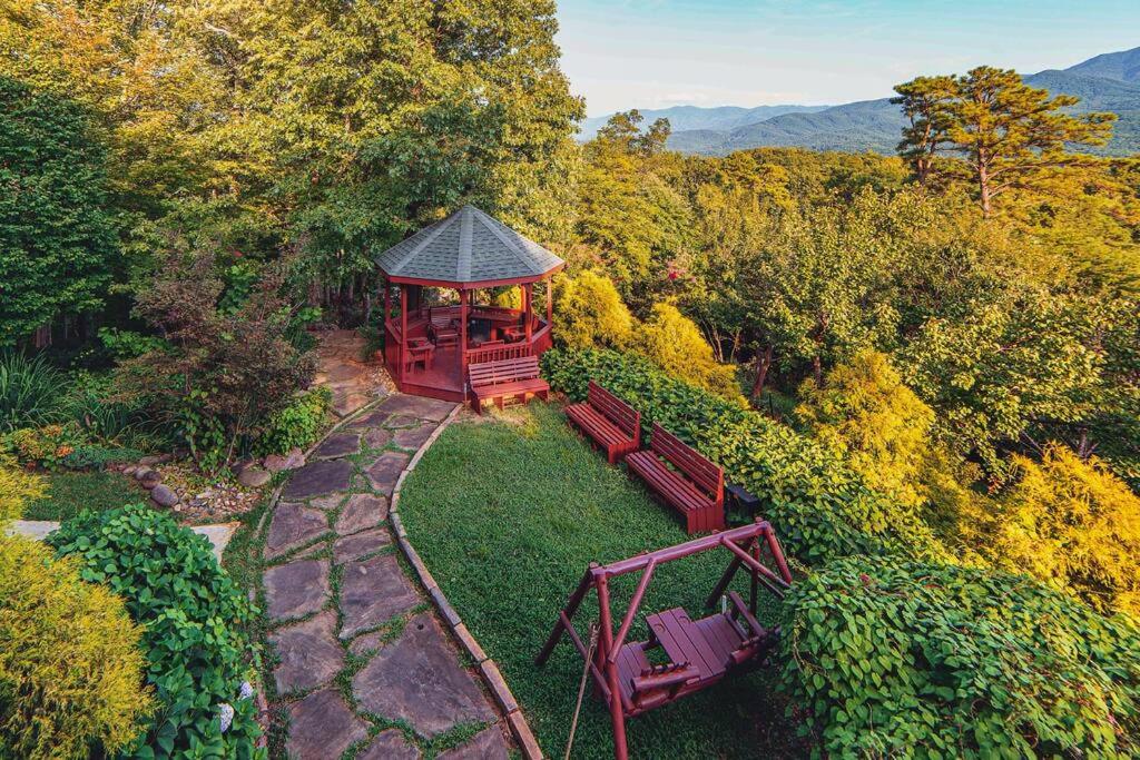Million Views Hot Tub Game Room Sleeps 25 view 4
