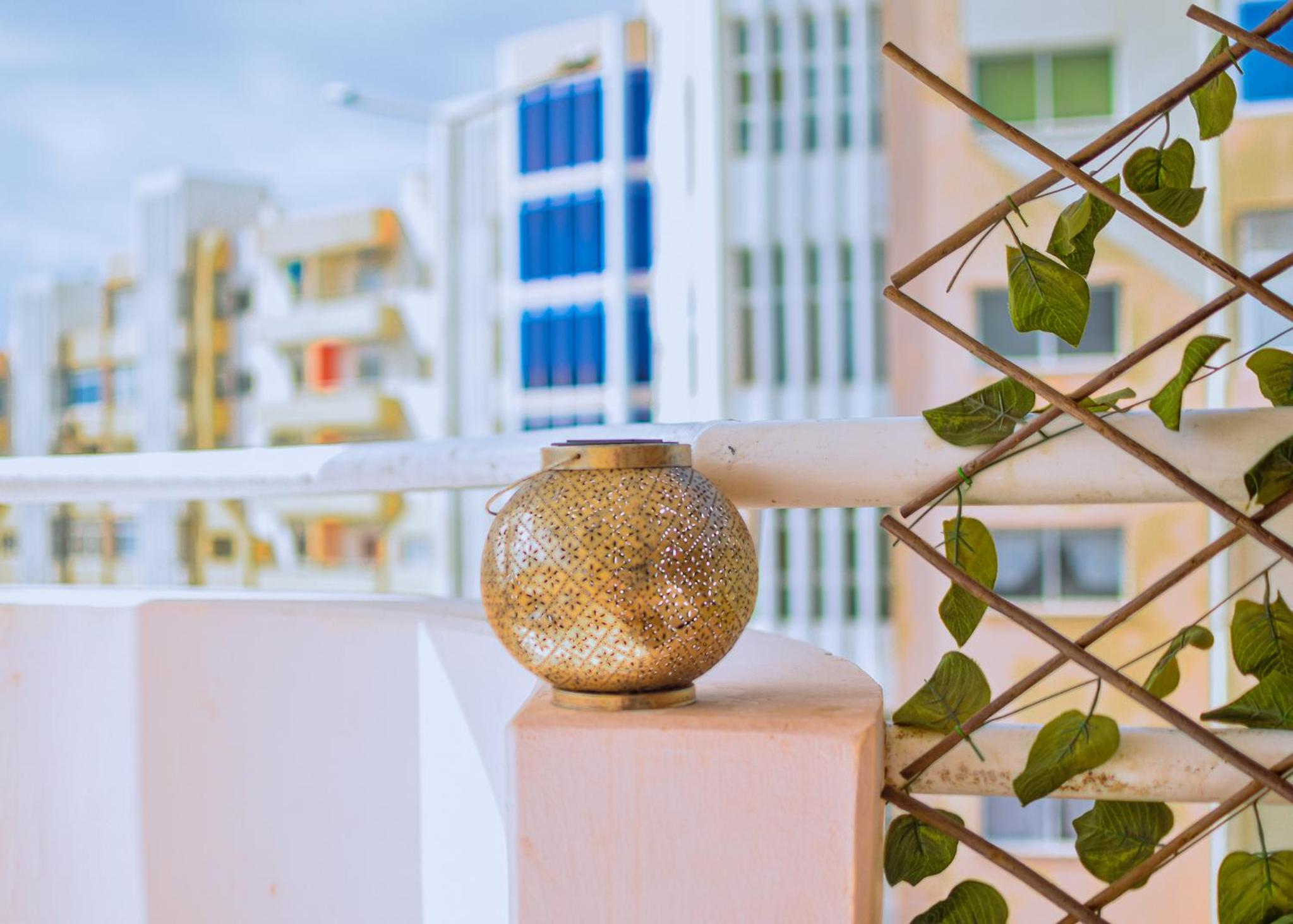 Spacious Apt, Terrace, Walk to Beach, Fast WiFi