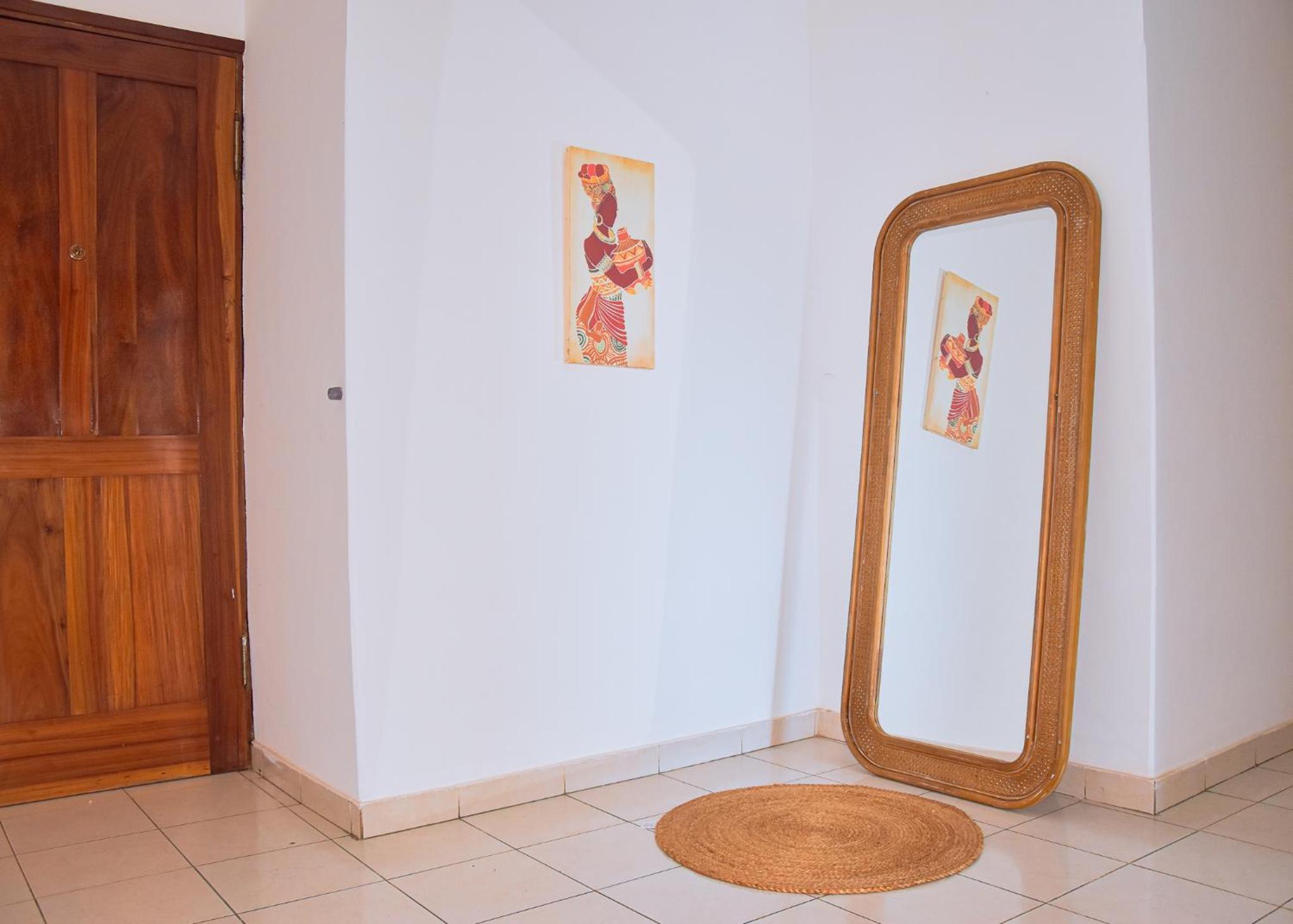 Spacious Apt, Terrace, Walk to Beach, Fast WiFi
