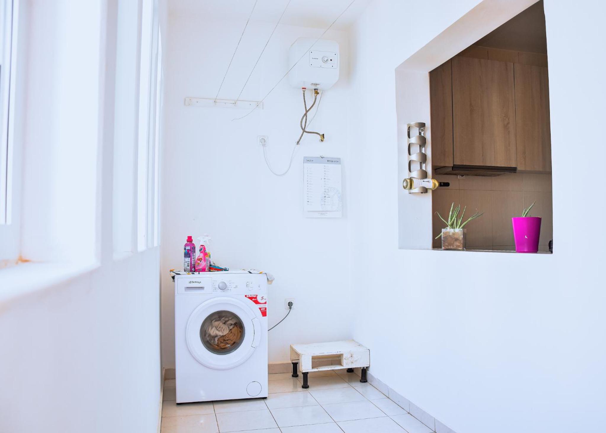 Spacious Apt, Terrace, Walk to Beach, Fast WiFi