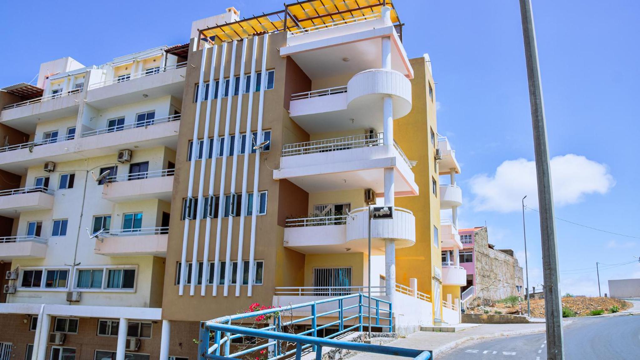 Spacious Apt, Terrace, Walk to Beach, Fast WiFi