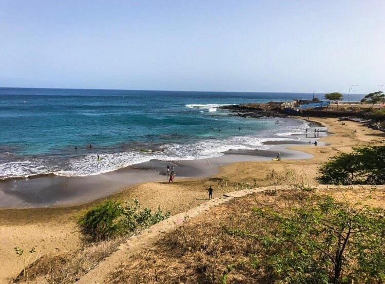 Spacious Apt, Terrace, Walk to Beach, Fast WiFi