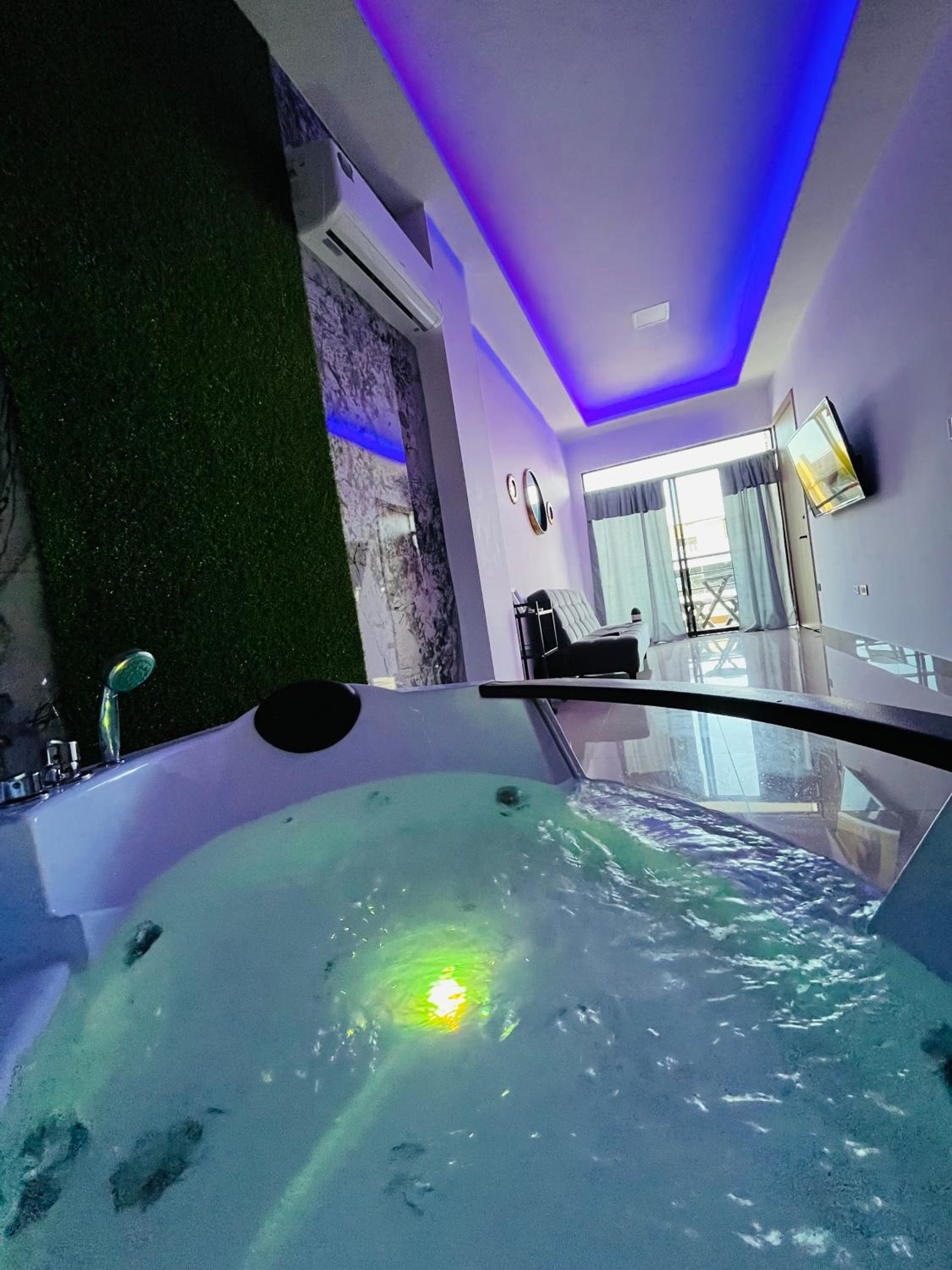 Hermosa Suite & Jacuzzi & Balcón - Piso 1 - 10min del Consulado Americano