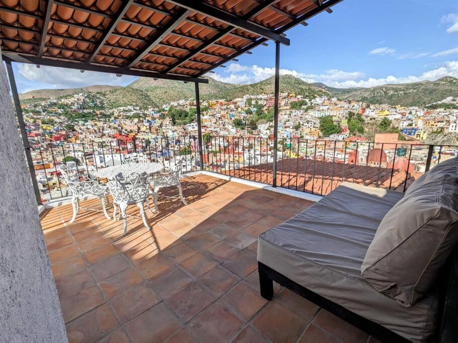 Spacious Studio Boasting Breathtaking Views view 5