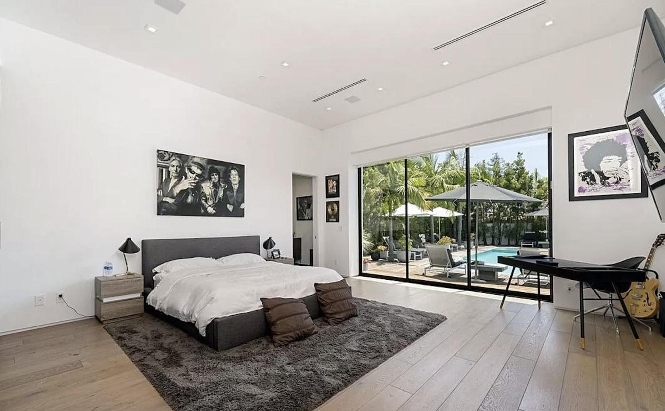 Impeccable Modern Mansion in Beverly Hills Flats