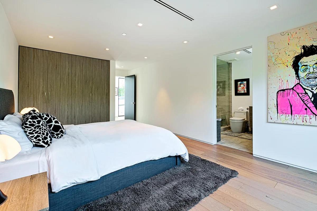 Impeccable Modern Mansion in Beverly Hills Flats