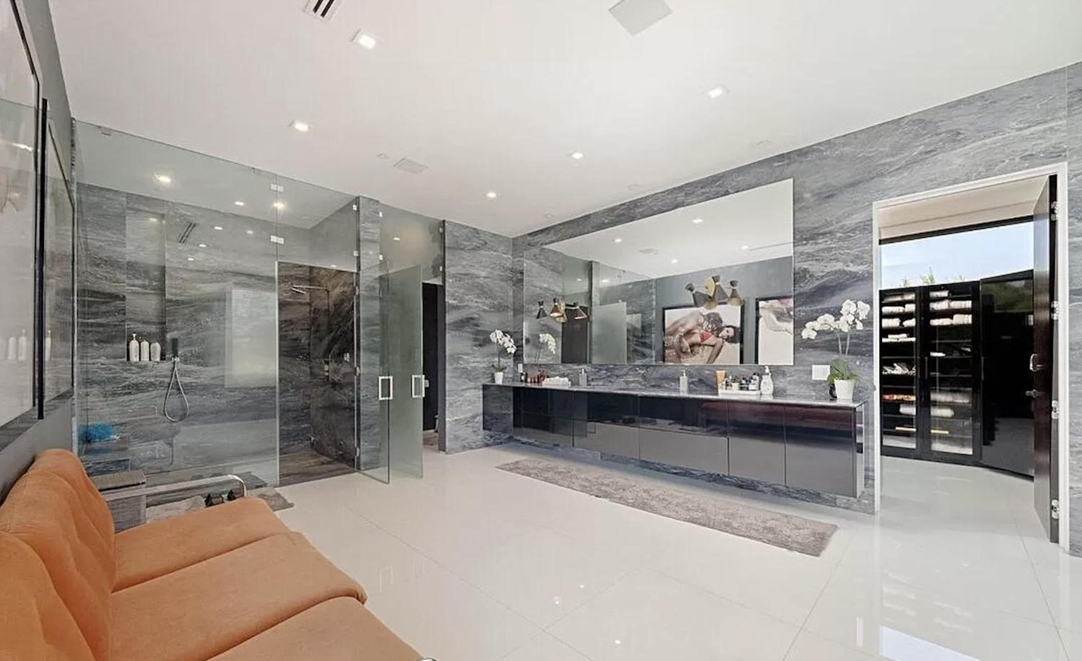 Impeccable Modern Mansion in Beverly Hills Flats