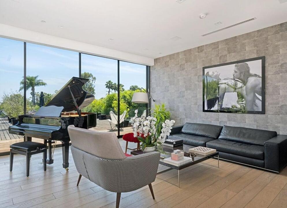 Impeccable Modern Mansion in Beverly Hills Flats