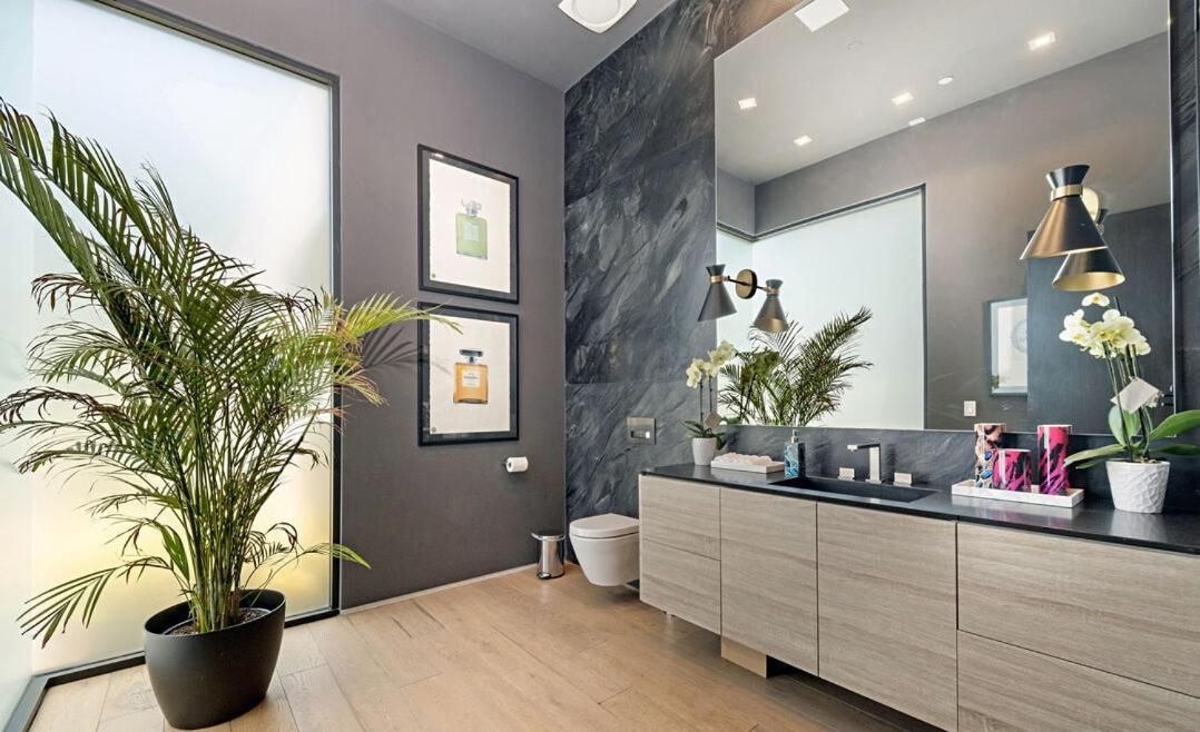 Impeccable Modern Mansion in Beverly Hills Flats