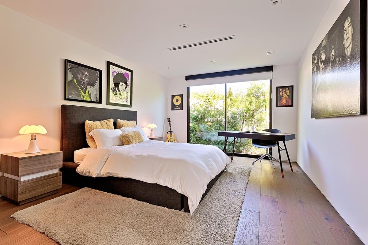 Impeccable Modern Mansion in Beverly Hills Flats
