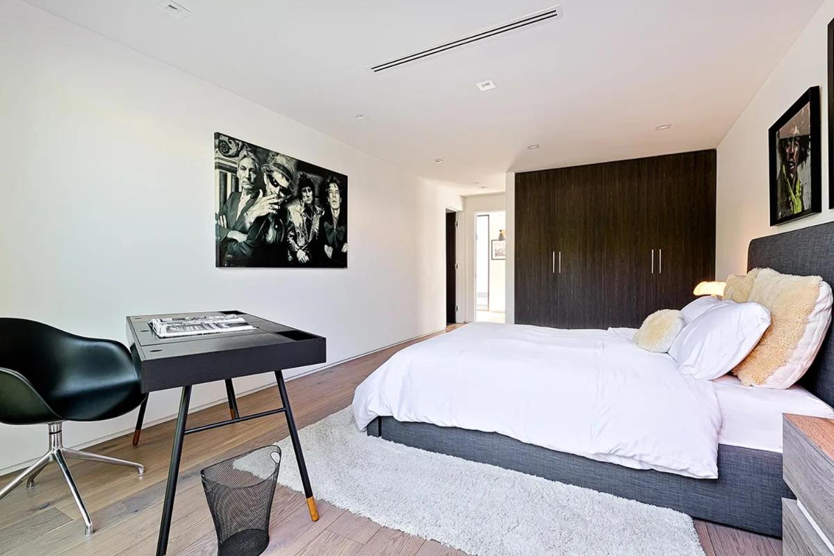 Impeccable Modern Mansion in Beverly Hills Flats