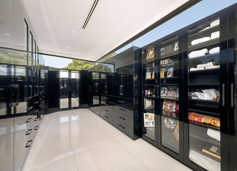 Impeccable Modern Mansion in Beverly Hills Flats