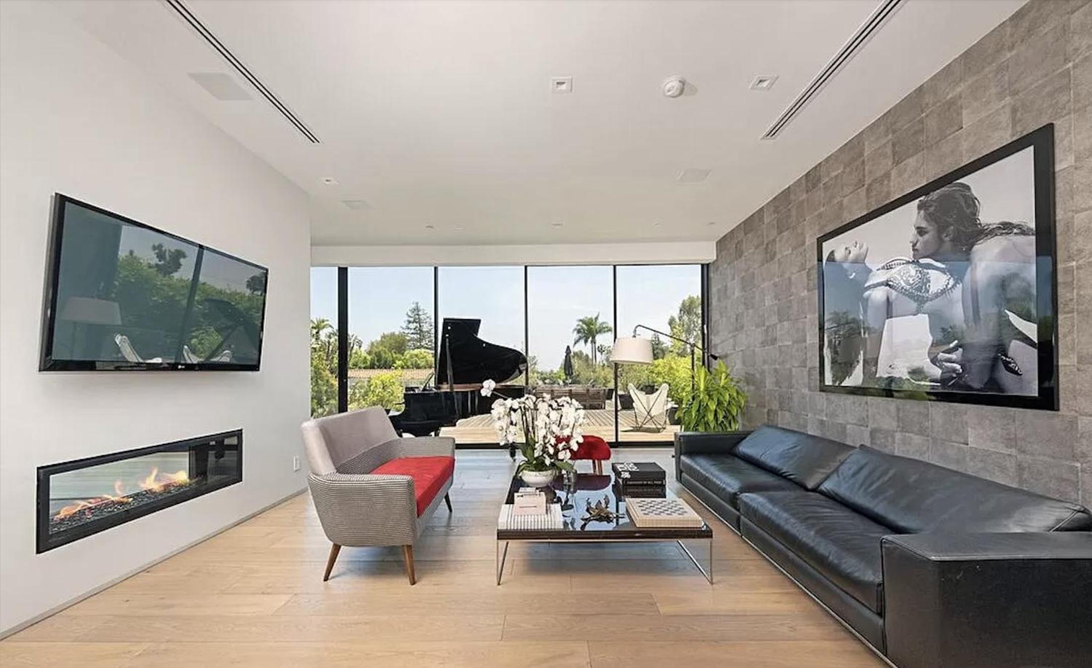 Impeccable Modern Mansion in Beverly Hills Flats