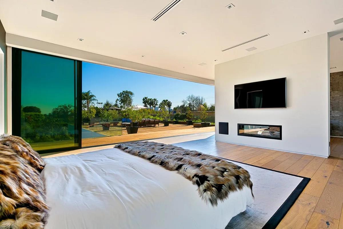 Impeccable Modern Mansion in Beverly Hills Flats