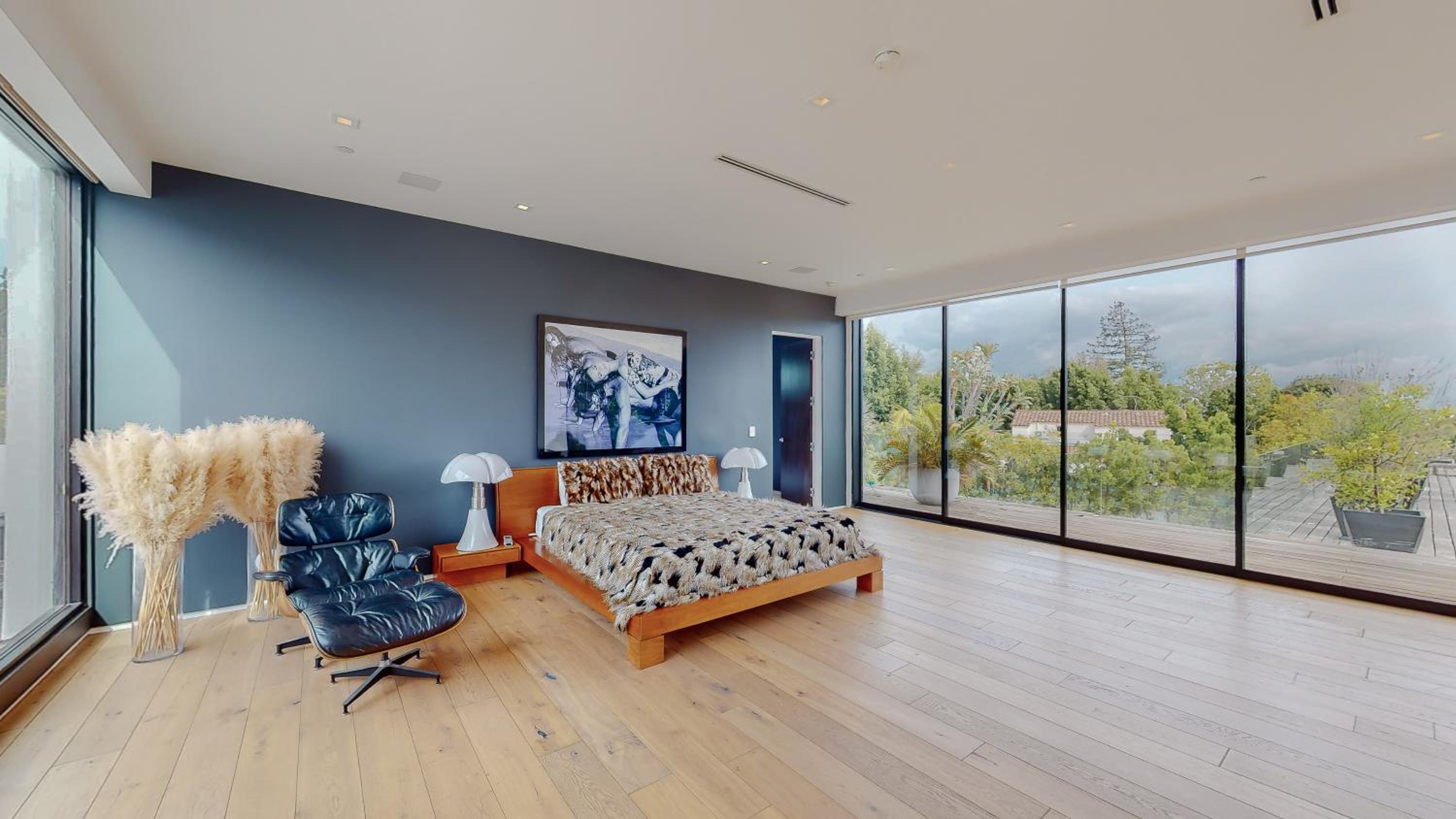 Impeccable Modern Mansion in Beverly Hills Flats