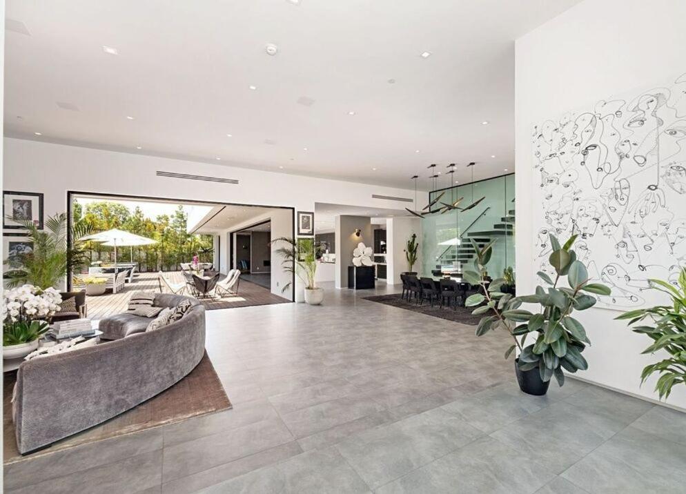Impeccable Modern Mansion in Beverly Hills Flats