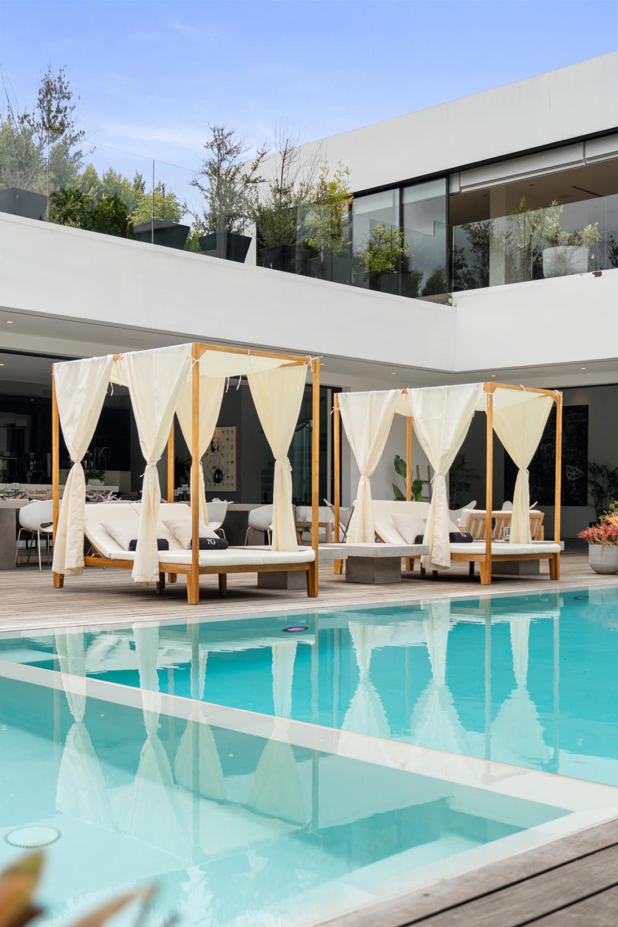 Impeccable Modern Mansion in Beverly Hills Flats
