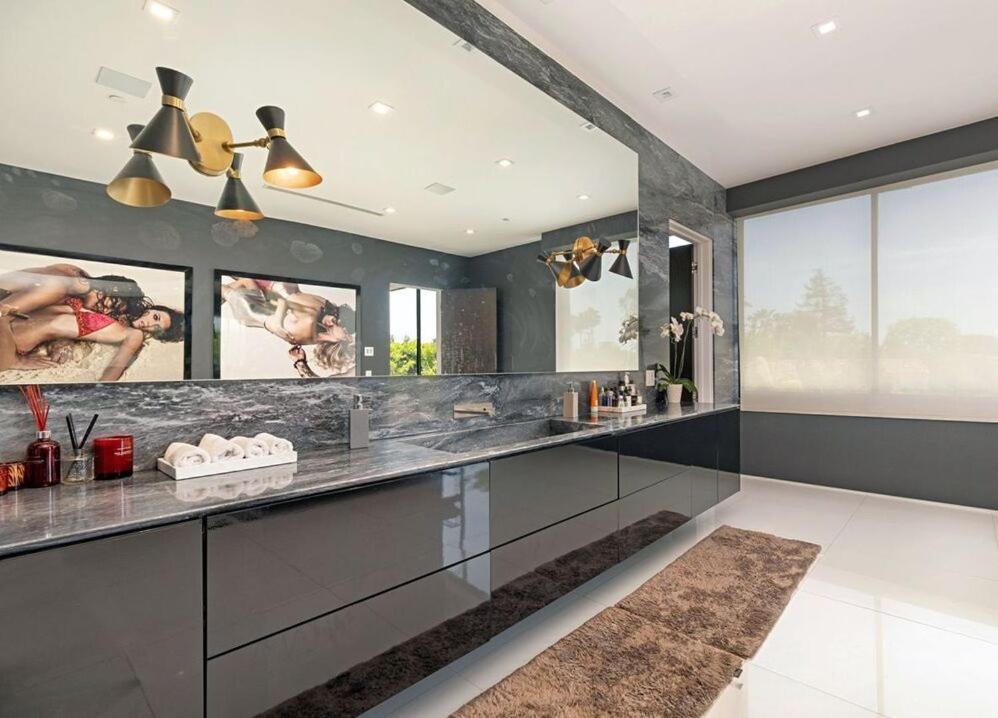 Impeccable Modern Mansion in Beverly Hills Flats