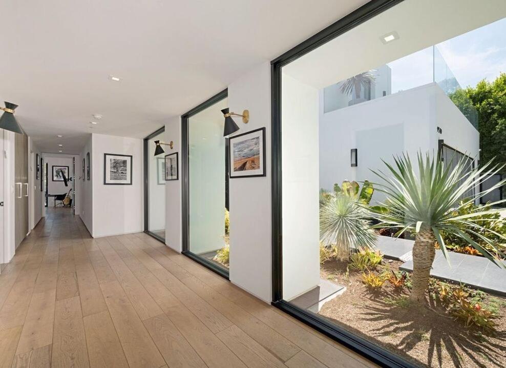 Impeccable Modern Mansion in Beverly Hills Flats