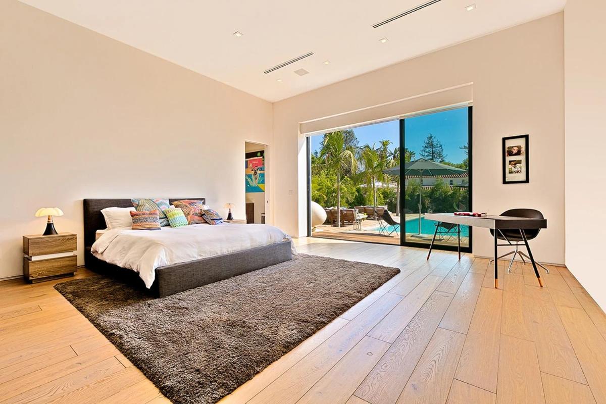 Impeccable Modern Mansion in Beverly Hills Flats