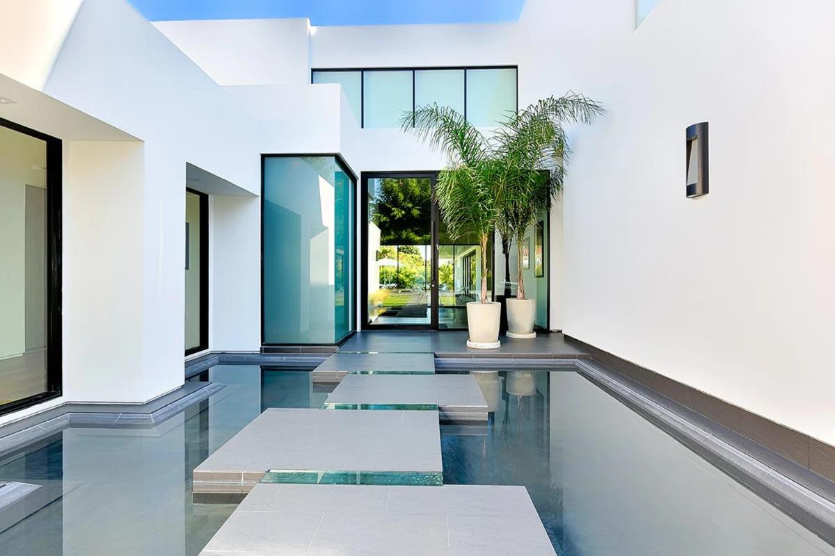 Impeccable Modern Mansion in Beverly Hills Flats