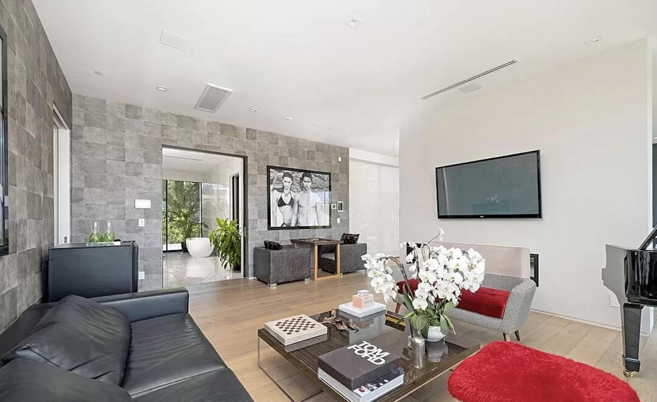 Impeccable Modern Mansion in Beverly Hills Flats