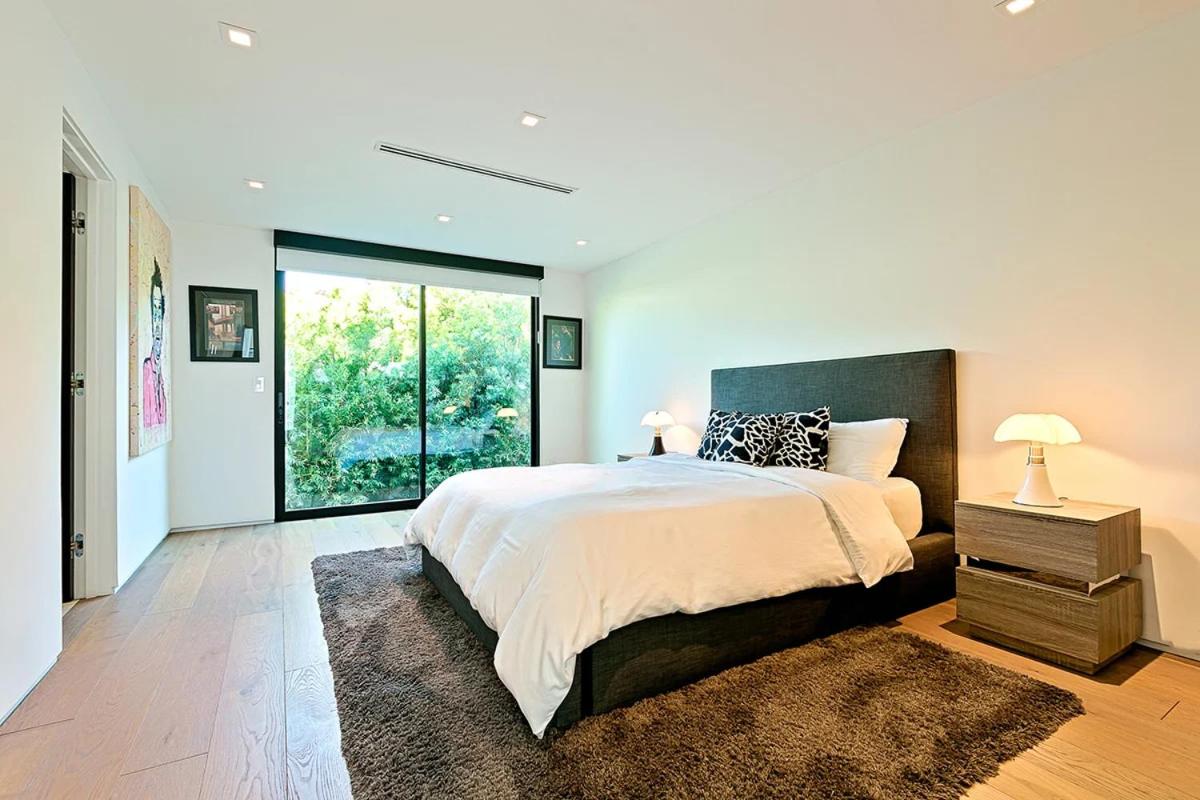 Impeccable Modern Mansion in Beverly Hills Flats