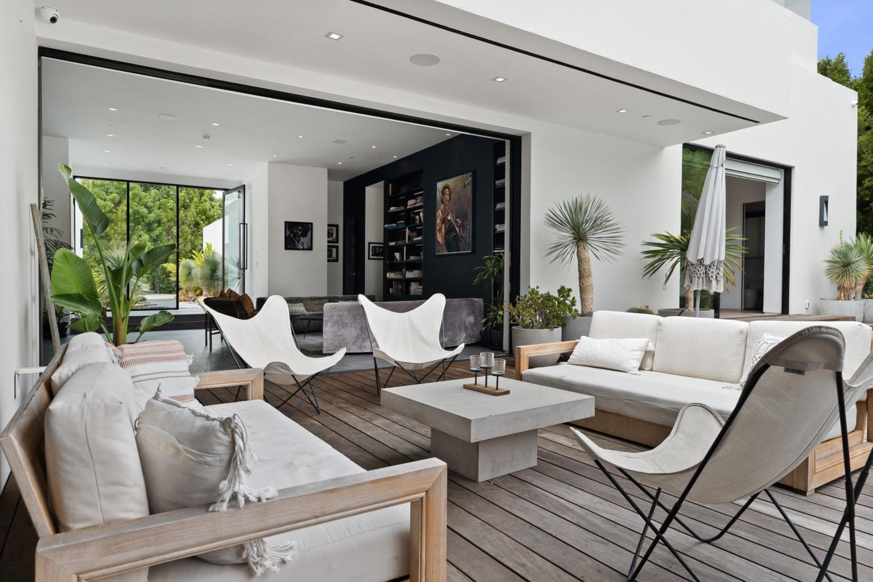 Impeccable Modern Mansion in Beverly Hills Flats