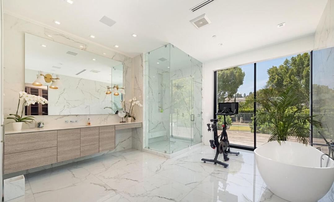 Impeccable Modern Mansion in Beverly Hills Flats