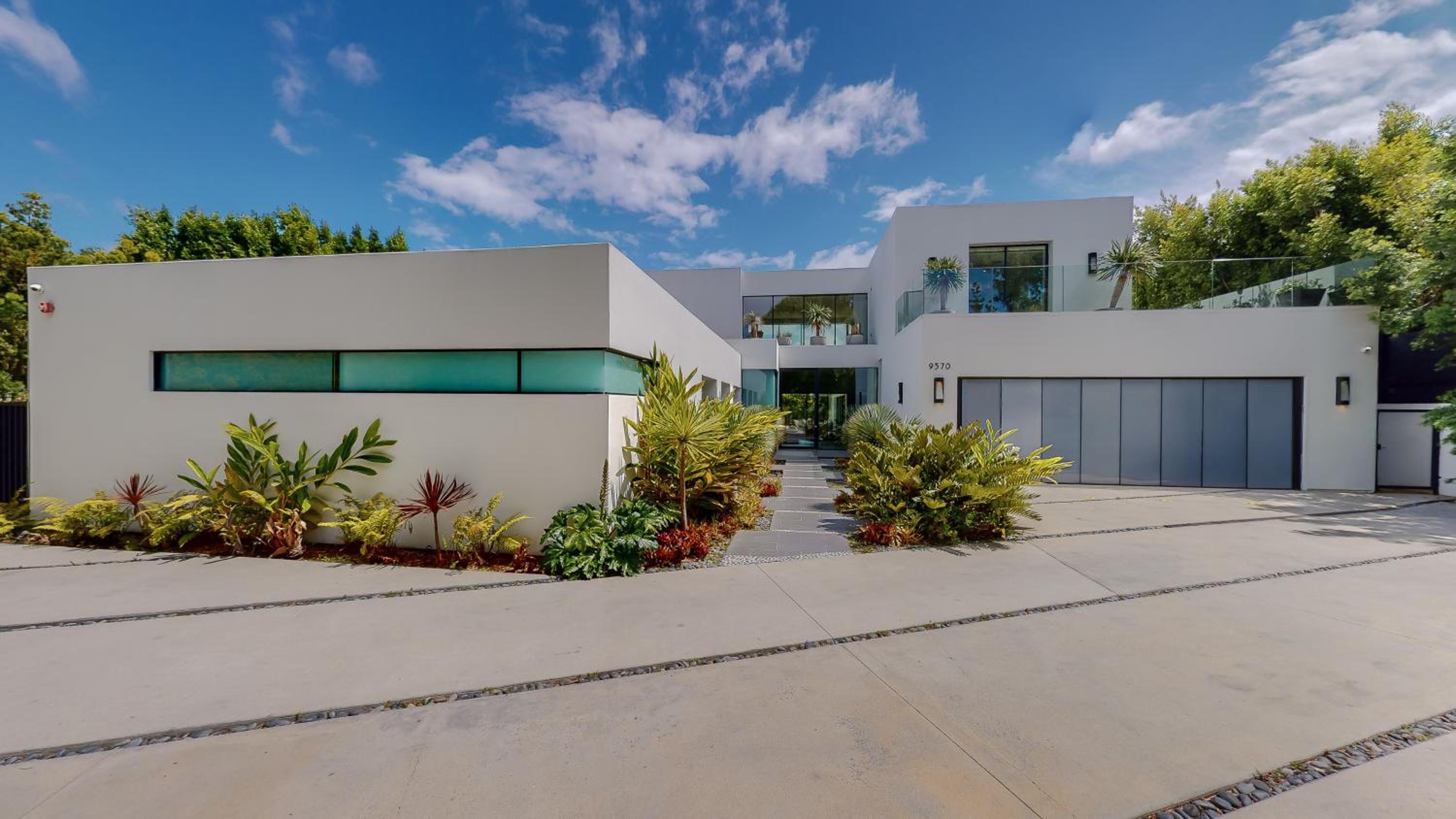Impeccable Modern Mansion in Beverly Hills Flats