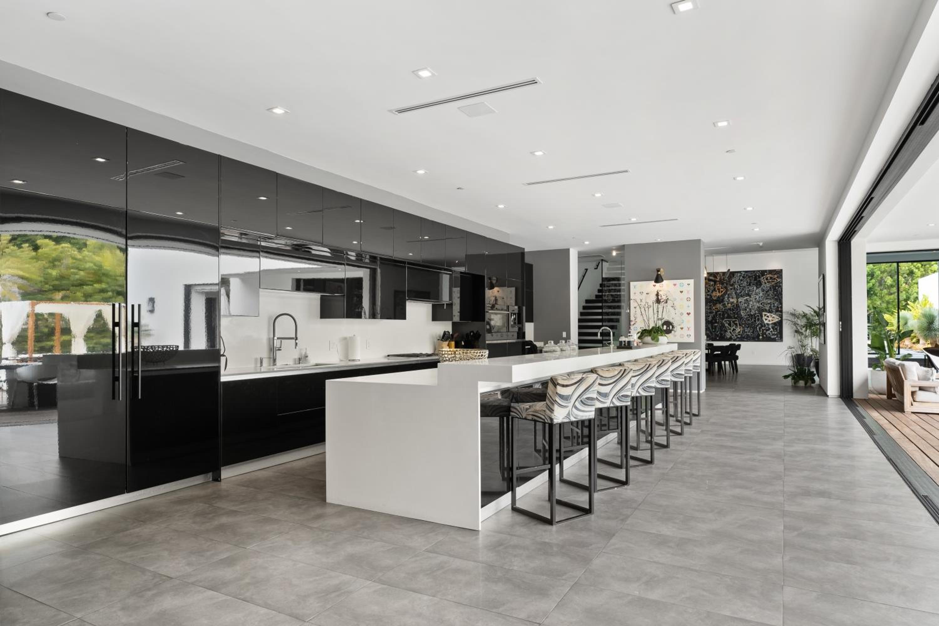 Impeccable Modern Mansion in Beverly Hills Flats