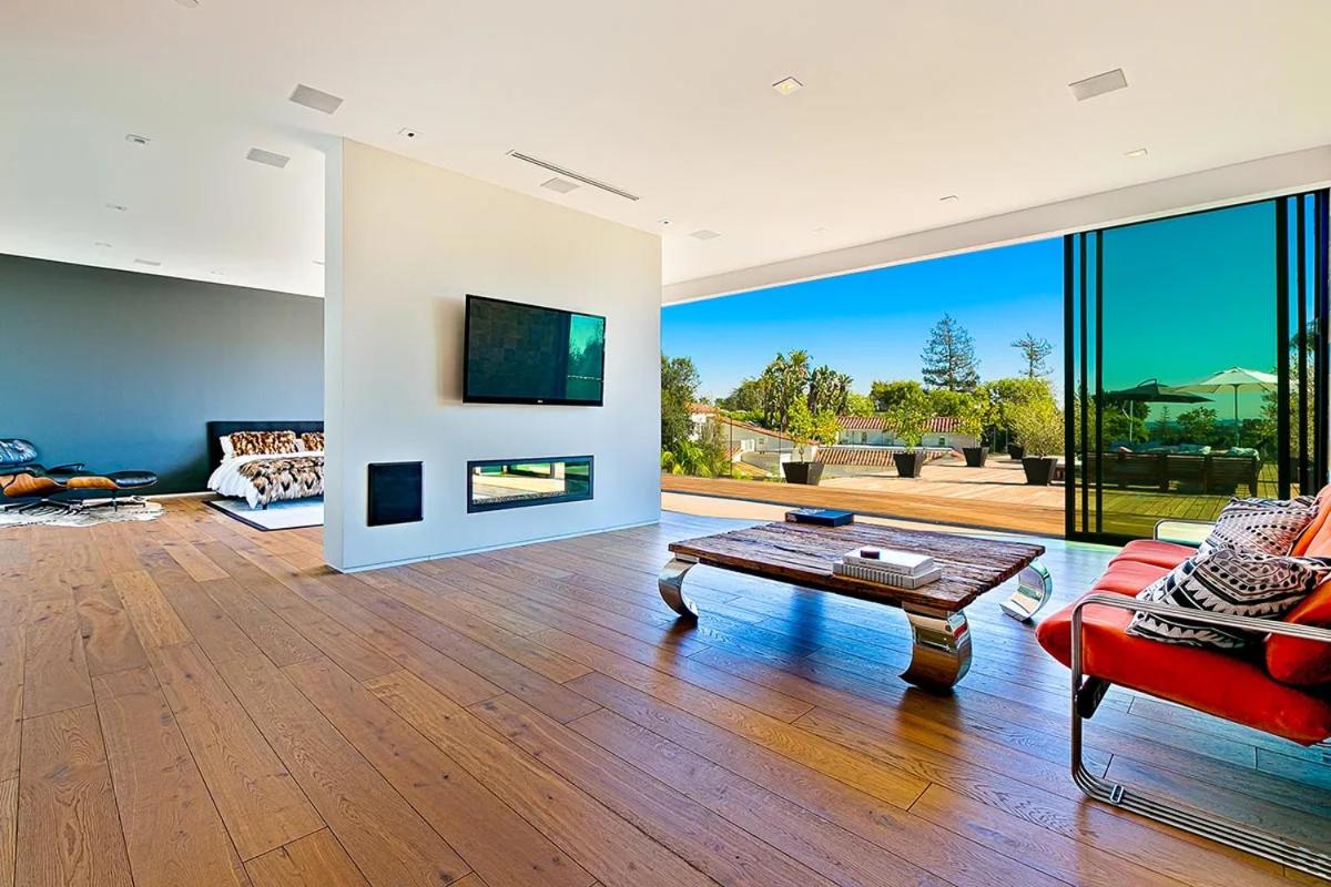 Impeccable Modern Mansion in Beverly Hills Flats
