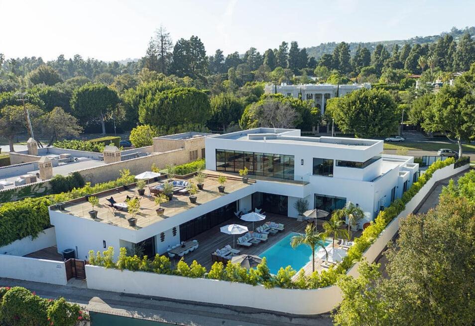 Impeccable Modern Mansion in Beverly Hills Flats