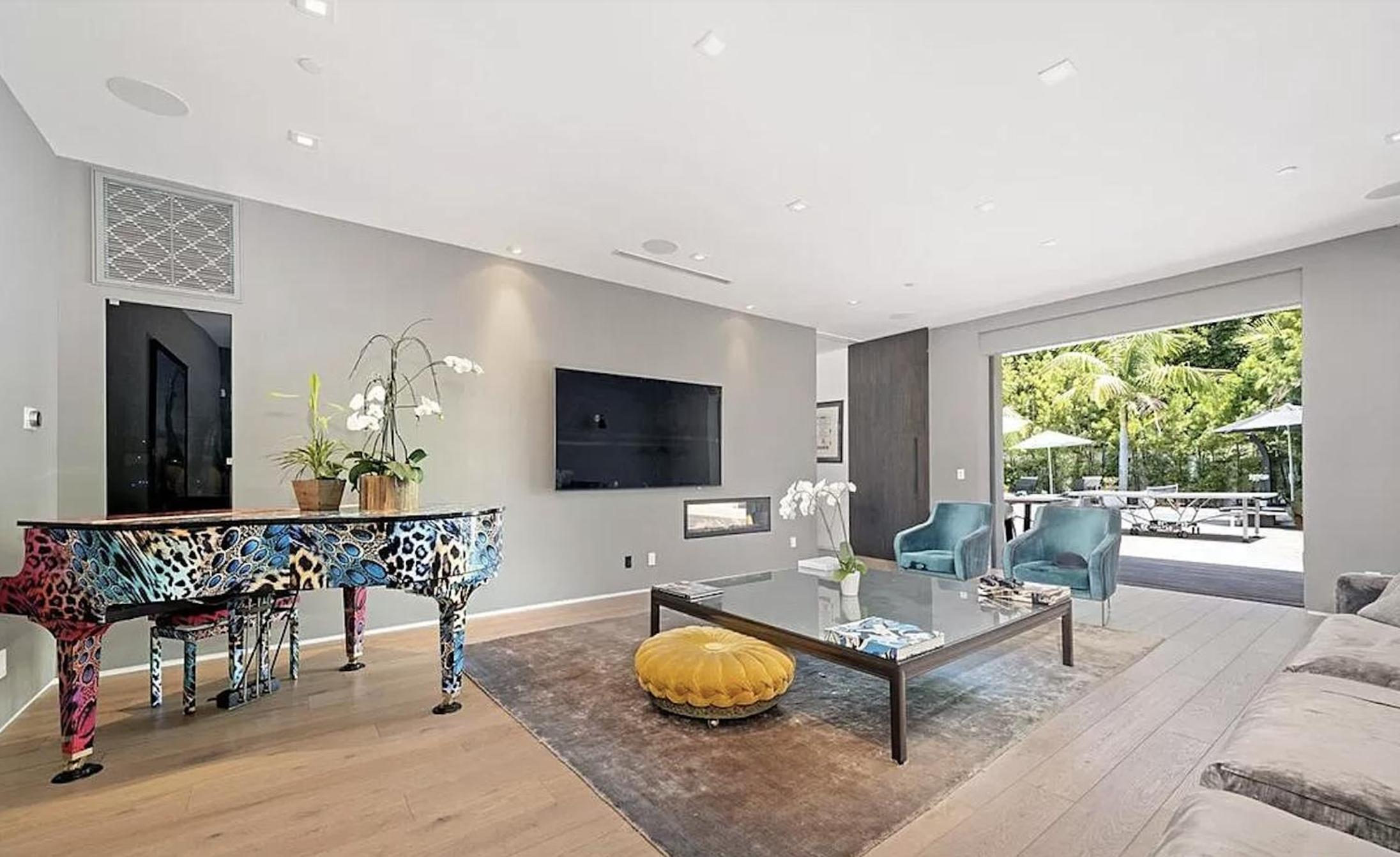 Impeccable Modern Mansion in Beverly Hills Flats