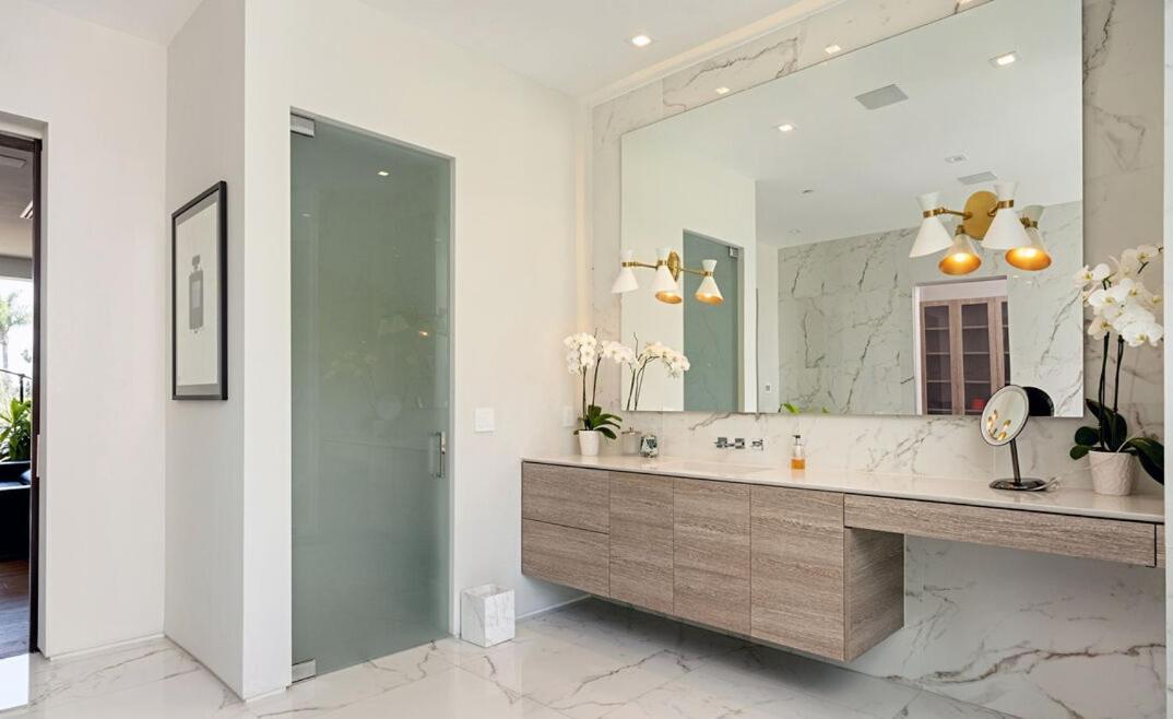 Impeccable Modern Mansion in Beverly Hills Flats
