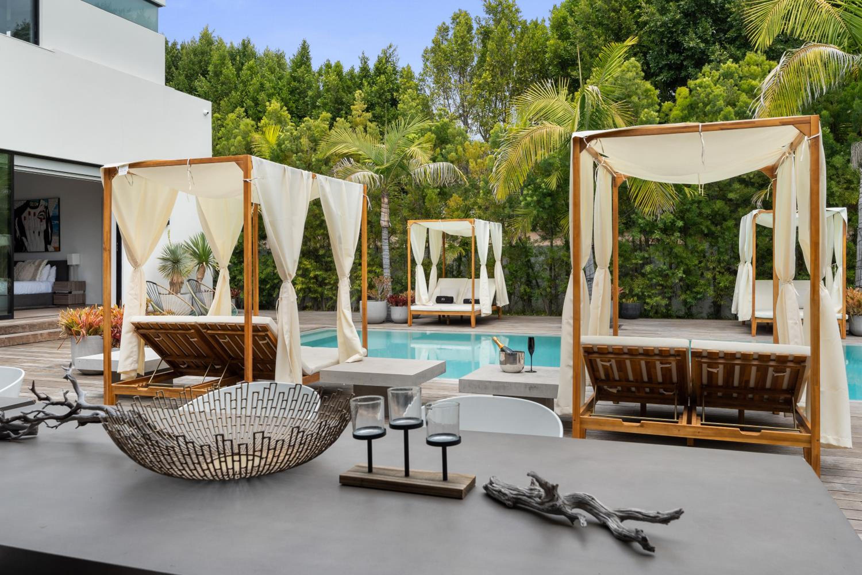 Impeccable Modern Mansion in Beverly Hills Flats