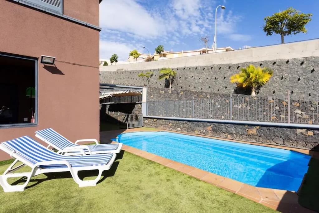 casa piscina privada y terraza