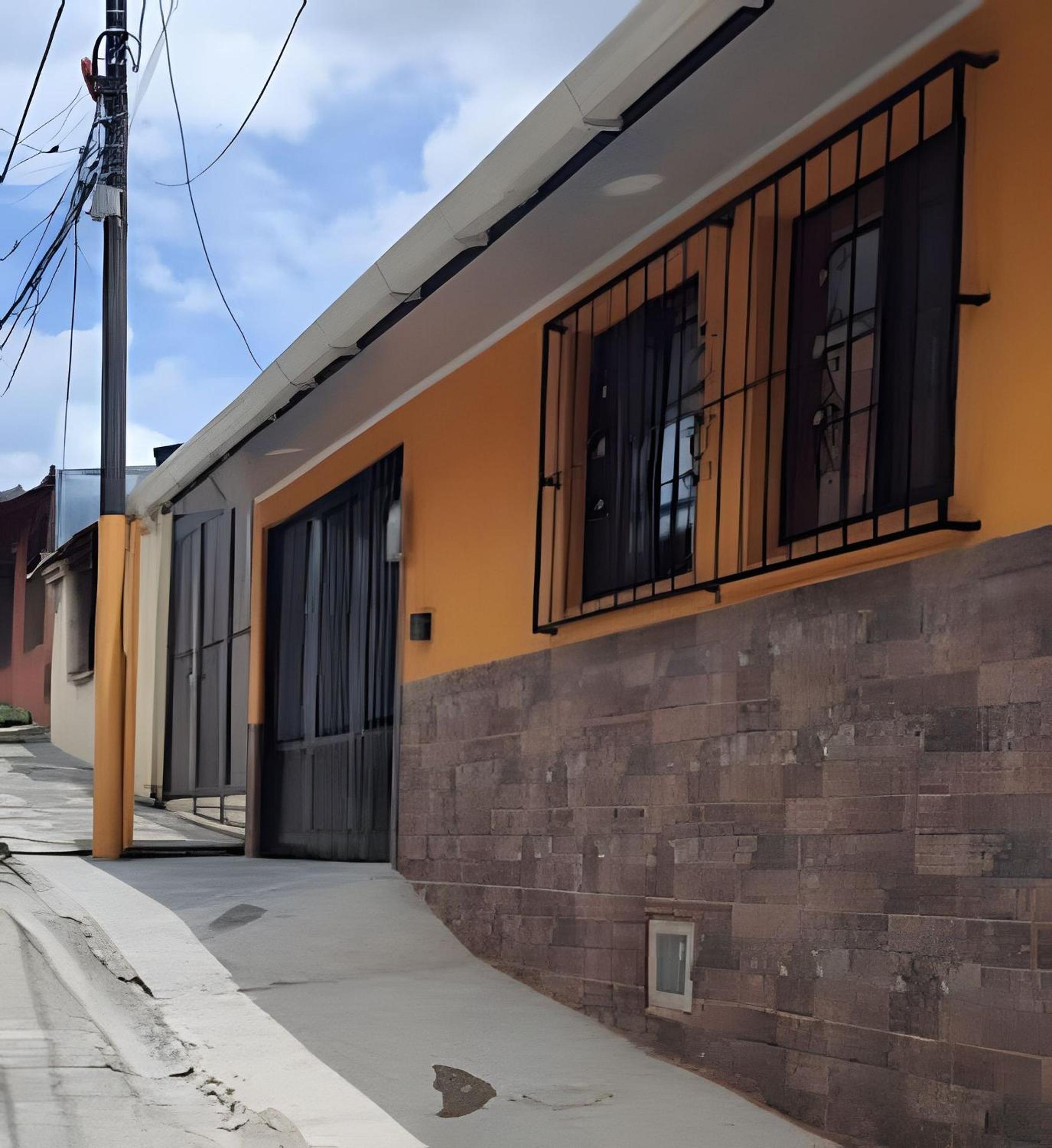 GURUS FR | Casa Familiar con Parqueadero