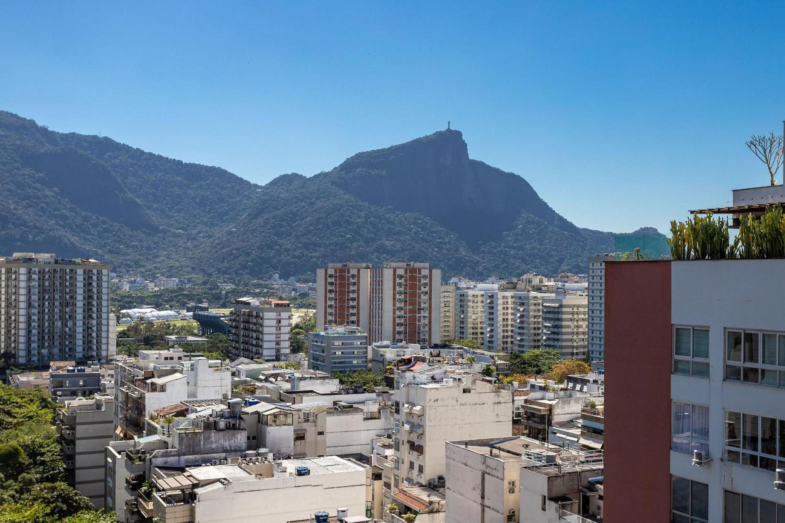 (1402) 2 Suites, Sea and Christ View